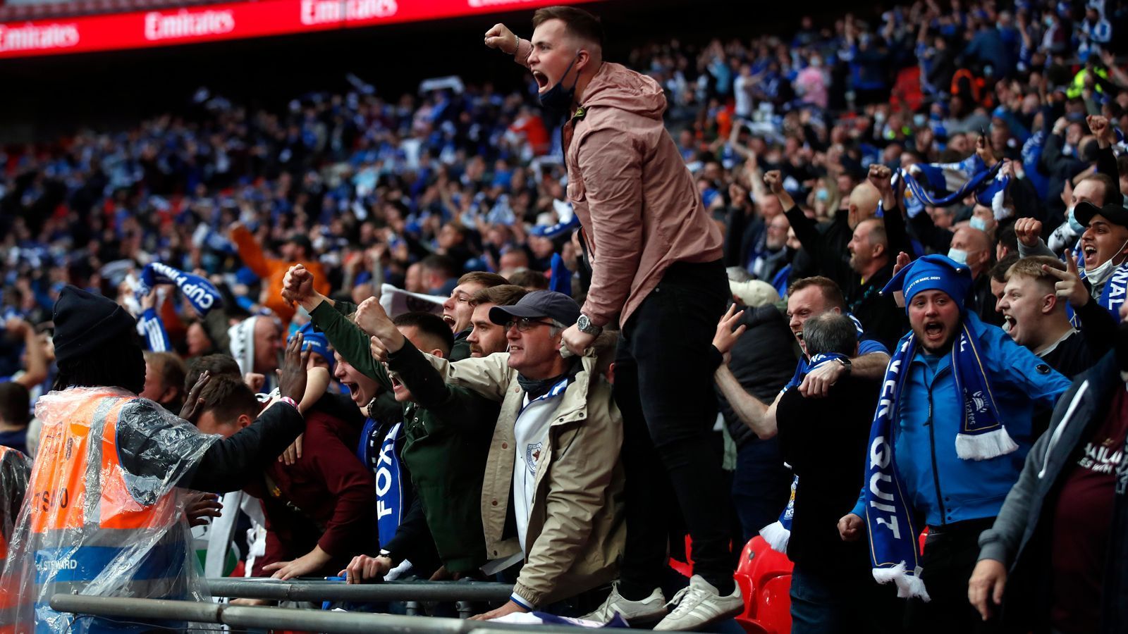 
                <strong>Leicester-Fans feiern den Siegtreffer</strong><br>
                Spätestens mit dem Tielemans-Kracher eskalierten vor allem die Leicester-Fans komplett. Eine Schrecksekunde mussten aber auch sie noch überstehen. 
              