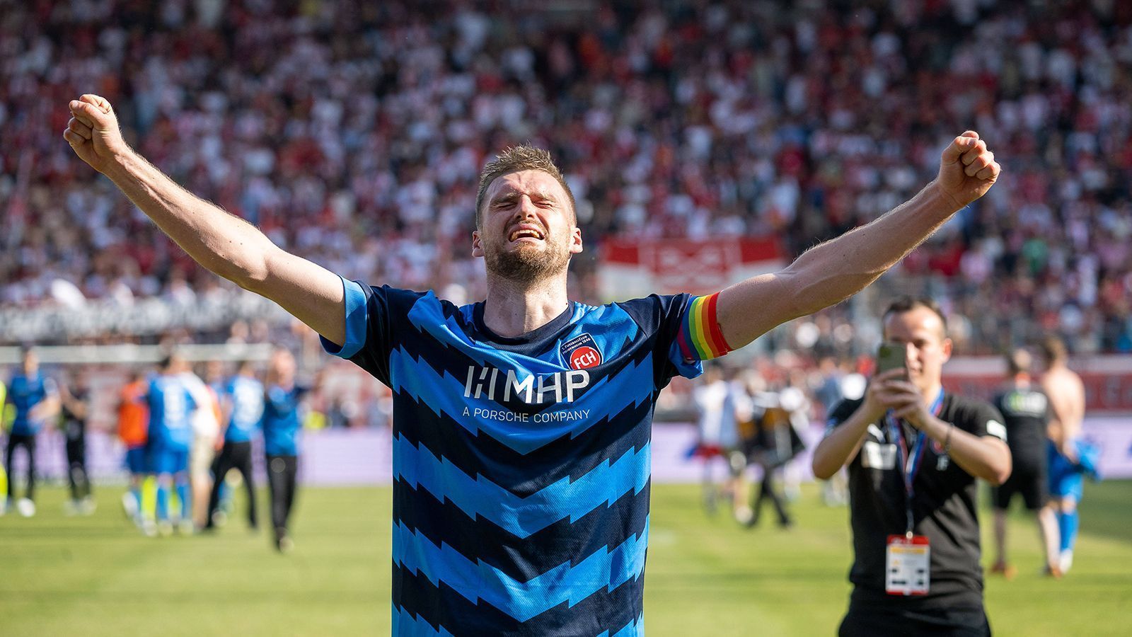 
                <strong>1. FC Heidenheim</strong><br>
                Der zweite Liga-Neuling wird von Patrick Mainka auf das Feld geführt. Schon in der Aufstiegssaison war der 28-Jährige Kapitän des Teams.
              