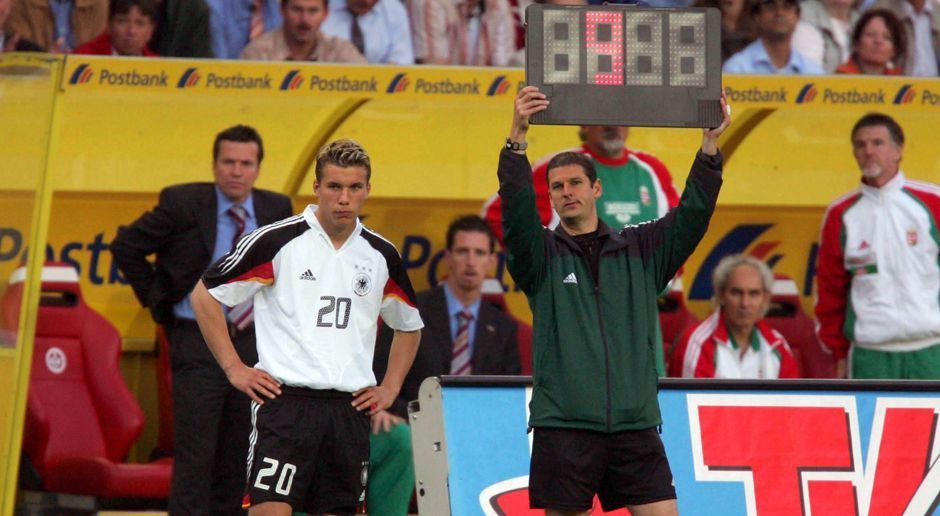 
                <strong>Erstes Spiel</strong><br>
                Erstes Spiel: Am 6. Juni 2004 gibt Lukas Podolski im zarten Alter von 19 Jahren sein Debüt für die deutsche Nationalmannschaft. Bundestrainer Rudi Völler wechselt den damaligen Stürmer des 1. FC Köln in der 84. Minute gegen Ungarn ein. Das Spiel endet 0:2. 
              