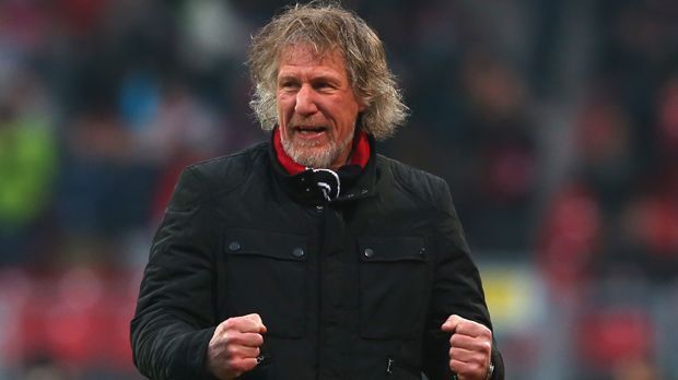 
                <strong>Gertjan Verbeek und sein Glücksbart</strong><br>
                Zum äußersten geht auch Gertjan Verbeek als Trainer des 1. FC Nürnberg. In der Saison 2013/2014 beschließt der Niederländer, dass er seinen Bart erst dann wieder rasiert, wenn seine Mannschaft gewinnt. Ganze 18. Spieltage muss der Coach darauf warten, sich seinen Bart wieder zu entfernen. 
              