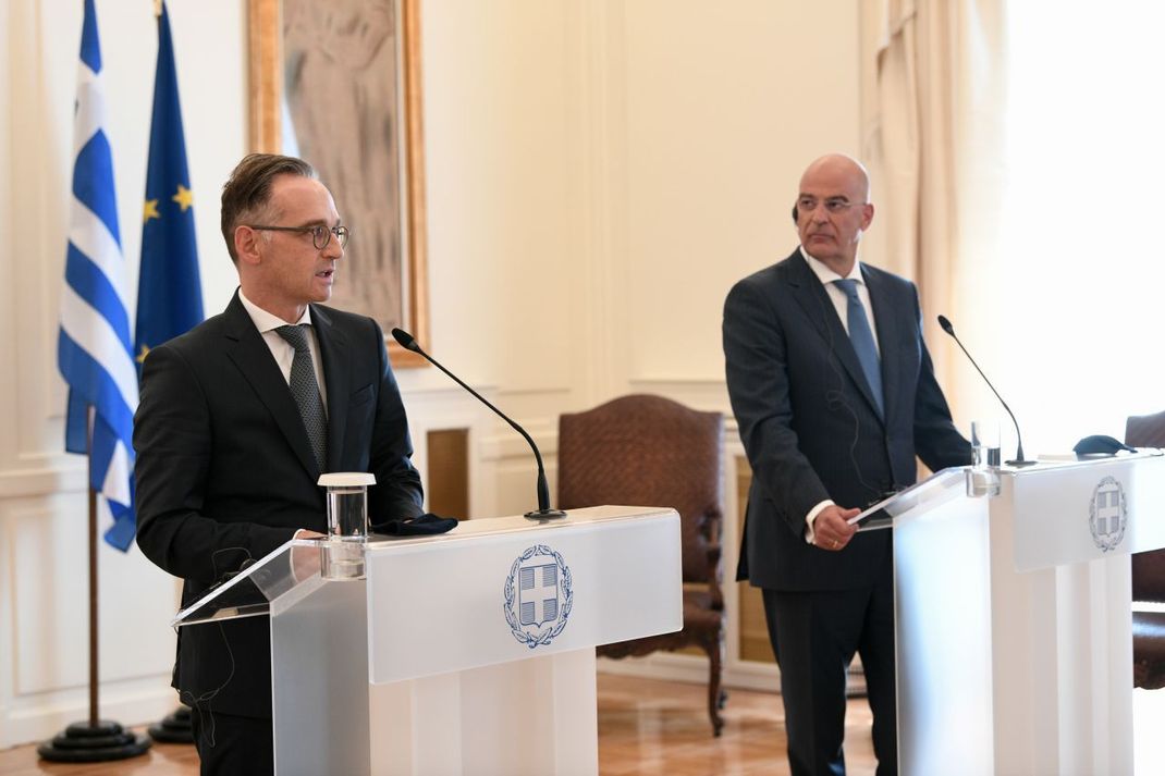 Deutschlands Außenminister Heiko Maas (v.) versuchte im griechisch-türkischen Streit zu vermitteln, um eine mögliche militärische Eskalation zu vermeiden. Hier siehst du ihn mit seinem griechischen Amtskollegen Nikos Dendias.