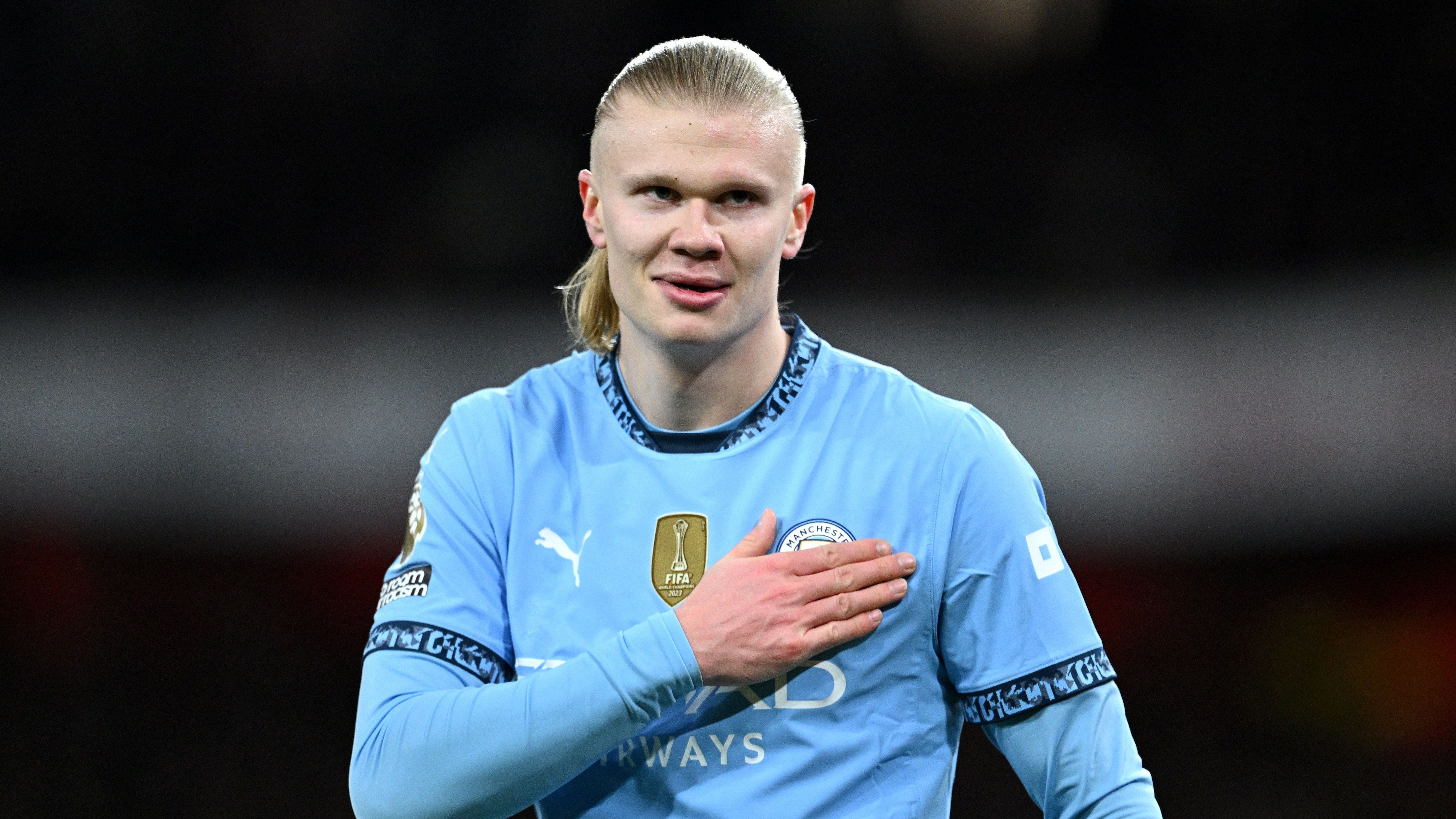 <strong>Erling Haaland (Manchester City)</strong><br>Stürmerstar Haaland hat erst im Januar seinen Vertrag bei den "Citizens" bis 2034 verlängert. Offenbar hat sich der Norweger aber eine Hintertür in seinen Renten-Deal einbauen lassen. Wie "El Nacional" berichtet, verfügt der 24-Jährige über die Option, ManCity bereits im Sommer zu verlassen, sollte der Klub die Qualifikation für die Champions League verpassen. In der Premier League liegt man nach 24 Spieltagen mit 41 Punkten nur auf Platz fünf ...