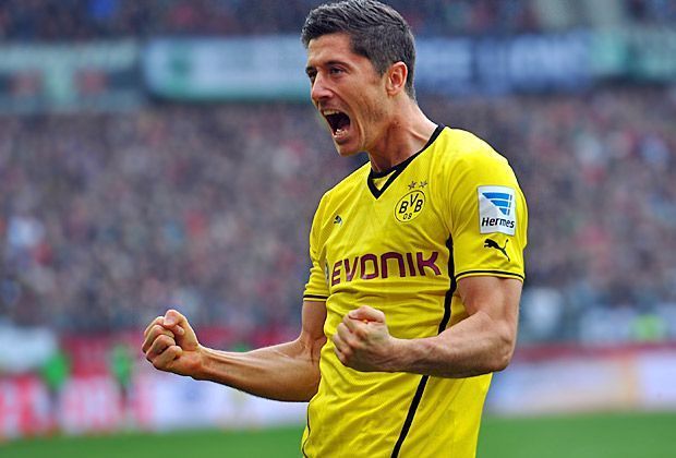 
                <strong>Platz eins: Robert Lewandowski - 18 Tore</strong><br>
                8, 22, 24, 18 - so viele Bundesliga-Tore erzielte Robert Lewandowski in seinen vier Spielzeiten beim BVB, zum Torschützenkönig hat es bislang aber noch nicht gereicht. Der Pole ist heiß und will sich unbedingt mit der Kanone aus Dortmund veraschieden.
              