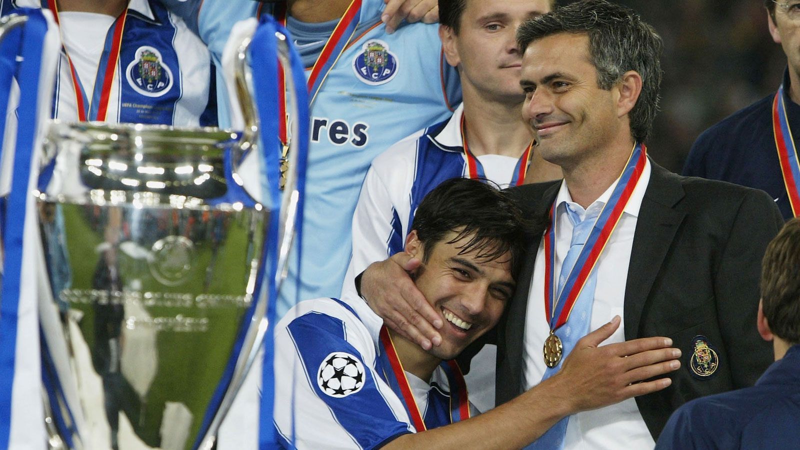 
                <strong>2004: FC Porto - AS Monaco 3:0</strong><br>
                Das Finale der Underdogs: Weder Porto noch Monaco hatte irgendwer vor der Saison auf dem Zettel, auch wenn ein junger Jose Mourinho die Portugiesen im Jahr zuvor schon zum Titel im UEFA-Cup geführt hatte. Deco und Co. ließen den Monegassen im Finale auf Schalke keine Chance, setzten sich die Krone Europas auf. Trainer Mourinho ging nach dem Triumph zum FC Chelsea und sammelte mit Inter Mailand, Real Madrid und Manchester United noch einige weitere illustre Arbeitgeber in seinem Lebenslauf.
              