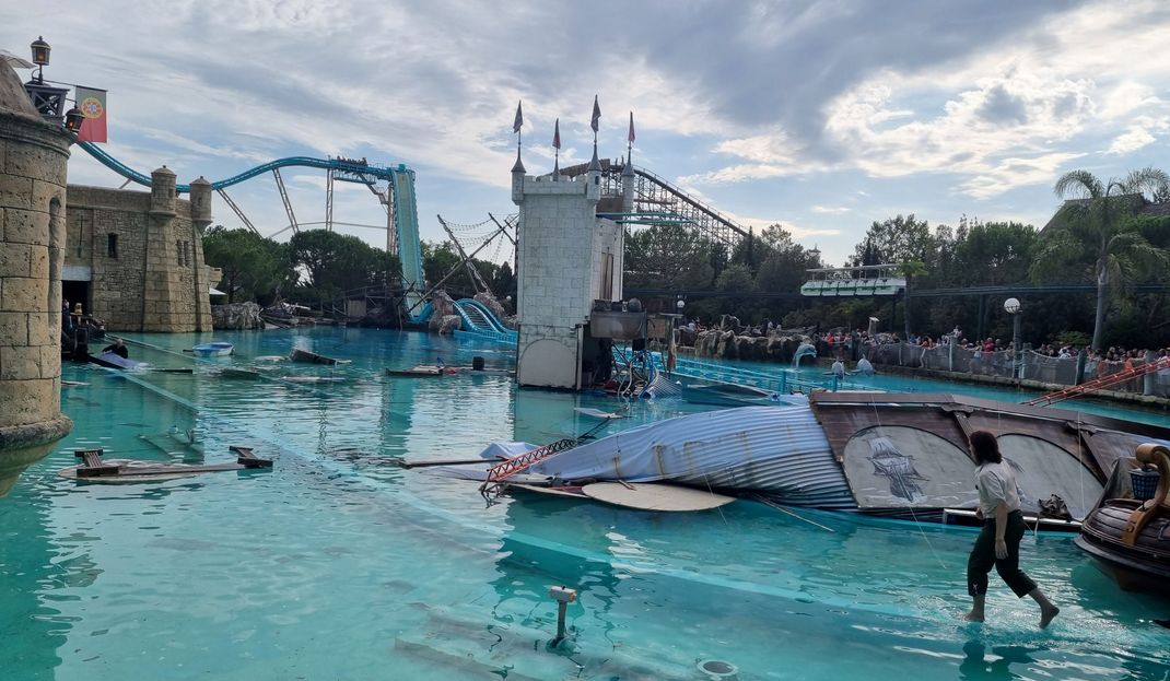 Ein Blick auf das Areal der "High-Diving-Show "Retorno dos Piratas"" und der Attraktion "Atlantica SuperSplash" nach dem Unfall am Montag (14. August).