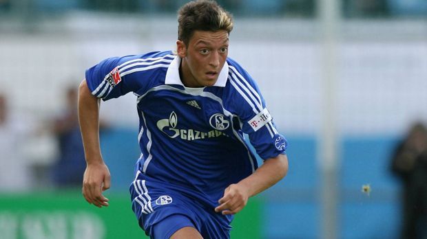 
                <strong>Mesut Özil (FC Arsenal)</strong><br>
                Noch so ein Schalker Junge, im Stadtteil Bismarck aufgewachsen. Nahm den Umweg über Rot-Weiss Essen und ging erst 2005, im Alter von 16 Jahren, zu S04. 2008 zog er weiter, erst zu Werder Bremen, 2010 dann zu Real Madrid und schließlich 2013 zum FC Arsenal. S04 verdiente bei den Wechseln als Ausbildungsklub allerdings wie auch RWE mit.
              