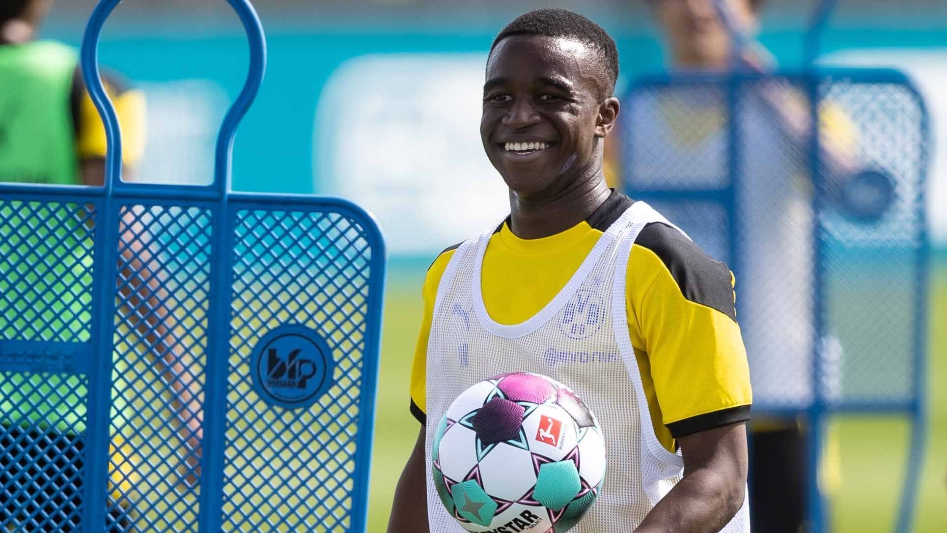 
                <strong>U20: Youssoufa Moukoko (Sturm, Borussia Dortmund)</strong><br>
                Das aktuelle Supertalent in Reihen der deutschen Nachwuchsmannschaften. Youssoufa Moukoko hat bereits in der Jugend von Borussia Dortmund für Aufsehen gesorgt. 82 Tore in 50 Spielen bei der U17 und 34 Tore in 20 Spielen bei der U19 des BVB - Das sind die überragenden Zahlen von Moukoko. Jetzt wurde der Stürmer mit erst 15! Jahren in den Kader der U20-Nationalmannschaft berufen. Zur aktuellen Saisonvorbereitung der Profis nahm Dortmund-Trainer Lucien Favre den Deutsch-Kameruner auch mit.
              