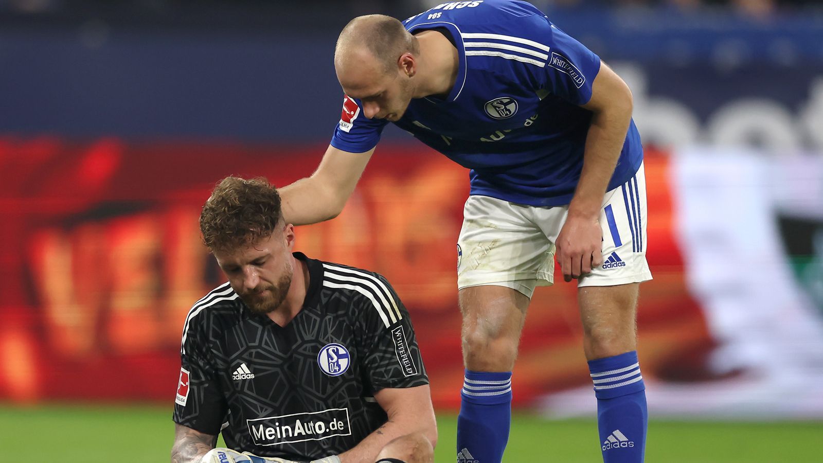 <strong>FC Schalke 04 - 2022/2023</strong><br>Aber nur für eine Saison. Frank Kramer sollte S04 wieder zu Glanz verhelfen, doch scheitert kläglich. Aus dem Nichts verlässt Rouven Schröder aus persönlichen Gründen den Verein, ehe er sich RB Leipzig anschließt. Doch Neu-Trainer Thomas Reis haucht dem Team wieder Leben ein. Eine fantastische Rückrunde (22 Punkte) lässt das Wunder fast gelingen, doch sie verpassen den Nichtabstieg bitter knapp.