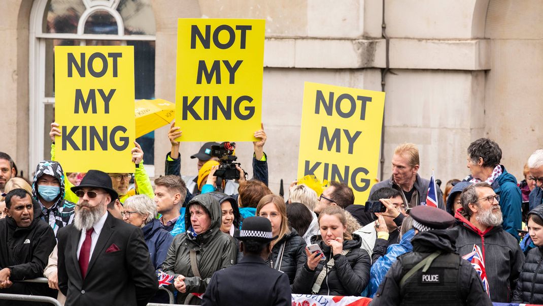 Gegen die Monarchie wurde am Rande der Krönung mit "Not my King", also "Nicht mein König"-Schildern demonstiert. 