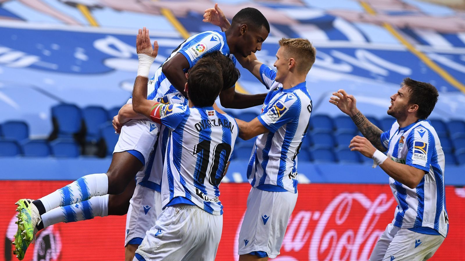 
                <strong>Real Sociedad (Primera Division/Spanien)</strong><br>
                Im Konzert der spanischen Topklubs aus Barcelona und Madrid ist normalerweise nicht viel Platz für Überraschungen, doch in dieser Saison schien Real Sociedad lange auf dem besten Wege, die etablierten Mannschaften in der Primera Division ärgern zu können. Die Mannschaft aus der Hafenstadt San Sebastian ist gespickt mit hochveranlagten Spielern wie Alexander Isak und Martin Odegaard und war lange Zeit im Rennen um die Europapokalplätze. Vor der Corona-bedingten Unterbrechung lag Sociedad auf dem fünften Platz und in Reichweite der Champions-League-Plätze, seit dem Restart rutschte die Mannschaft auf den siebten Tabellenplatz ab.
              