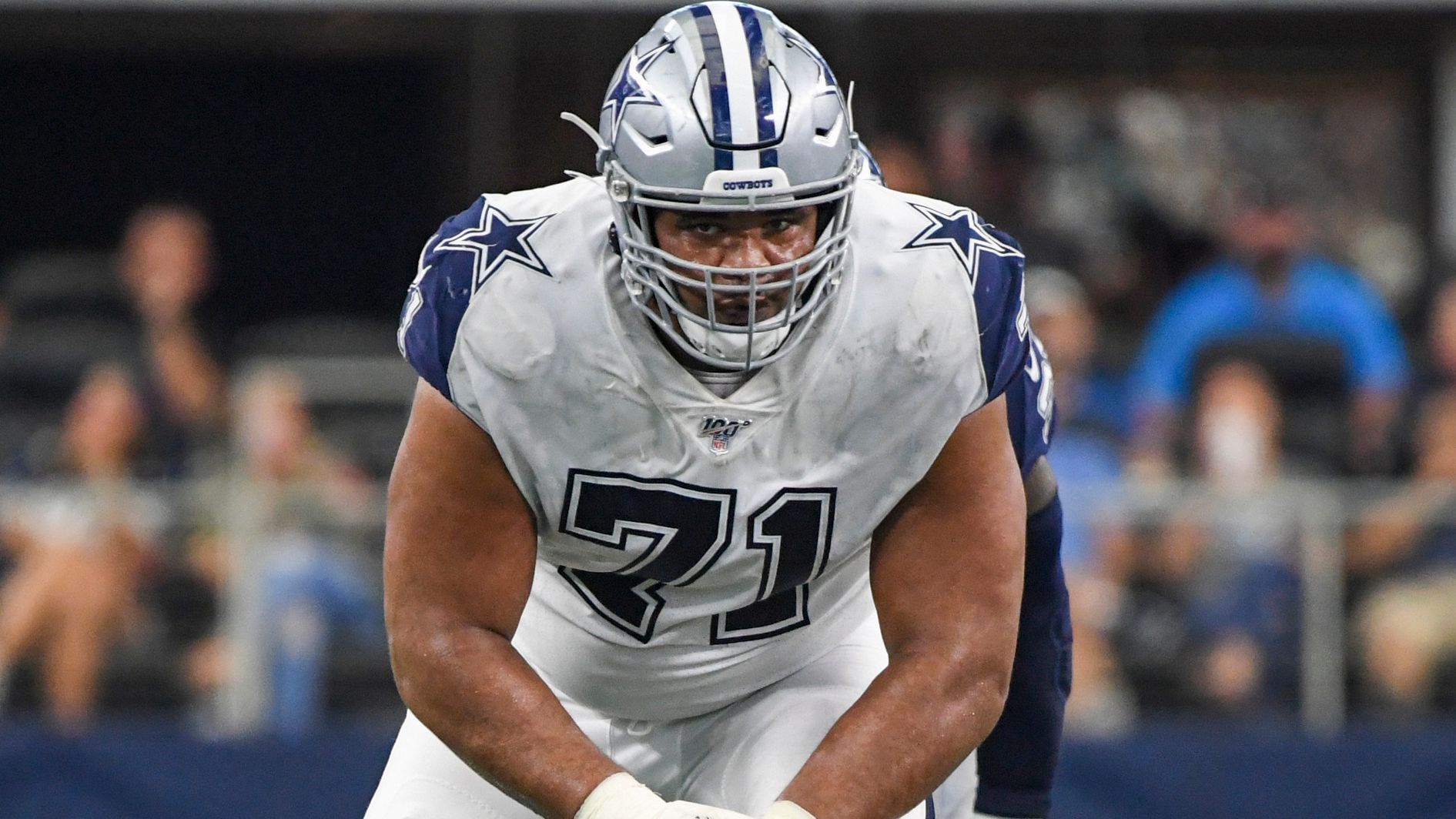 
                <strong>La'el Collins (Dallas Cowboys)</strong><br>
                In der heutigen NFL ist es enorm wichtig, eine gute und konstante Offensive Line zu haben. Umso besser aber noch, wenn man die Bausteine dazu als Undrafted Free Agents findet. Bestes Beispiel dafür ist Right Tackle La'el Collins von den Dallas Cowboys. Eigentlich war er beim Draft 2015 als Erstrundenpick gelistet, doch negative Schlagzeilen abseits des Platzes sorgten dafür, dass Collins zum Undrafted Free Agent wurde. Die Cowboys gaben ihm eine Chance und er zahlte das Vertrauen auf dem Platz zurück. Der O-Liner entwickelte sich seit 2017 zu einem der besten Right Tackle der NFL. "Pro Football Focus" listet ihn hier auf dem dritten Rang. Vor der Saison 2019 wurde er für seine Leistungen mit einem neuen Fünfjahres-Vertrag (50 Millionen US-Dollar) belohnt. Aufgrund einer Hüftverletzung verpasste Collins die gesamte Saison 2020. 
              