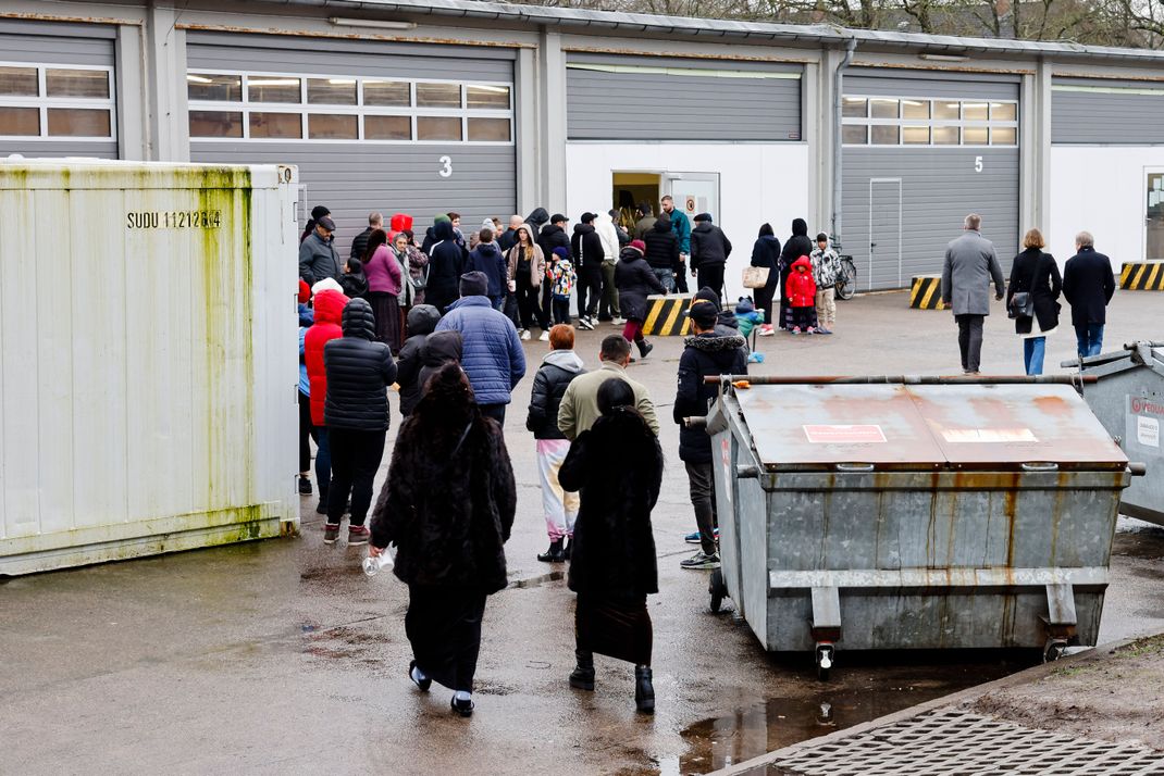 Geflüchtete stehen Schlange bei der Essenausgabe in der Landesunterkunft der Gemeinde Seeth in Schleswig-Holstein.