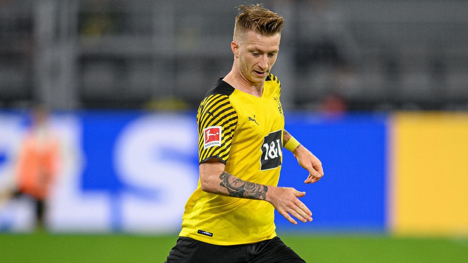 
                <strong>Marco Reus</strong><br>
                Hat auf der rechten Seite viel Platz und nutzt diesen immer wieder, um seine Teamkollegen in Szene zu setzen. Selbst ist er allerdings nicht wirklich torgefährlich. Doch sein fulminanter Zug zum Tor sorgt für den dritten Dortmunder Treffer durch ein Berliner Eigentor. Ein Freistoß aus großer Distanz schießt er an den Pfosten - der Kapitän unterstreicht seine gute Form. ran-Note: 2
              