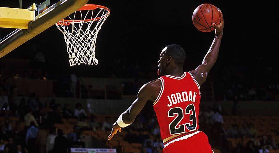 
                <strong>Michael Jordan (Chicago Bulls)</strong><br>
                Michael Jordan (Shooting Guard, Chicago Bulls): "Für ihn reichen eigentlich vier Buchstaben: GOAT (Greatest Of All Time). Mein Zimmer war damals voll mit Postern, Decken und sonstigen Fanartikeln von Jordan. Es war immer eine absolute Augenweide, ihm beim Spielen zuzuschauen - denn er hat Basketball immer so unglaublich leicht aussehen lassen."
              