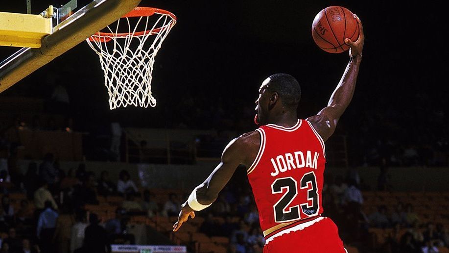 <strong>Michael Jordan</strong><br>Gemeinhin als der "Goat" des Basketballs bekannt, war Jordan auf dem Höhepunkt seiner Karriere, als er mit dem Dream Team 1992 an Olympia teilnahm - dementsprechend performte er auch. Sechs NBA-Titel mit den Chicago Bulls, fünf MVP-Awards und 14 All-Star Appearances sprechen für sich - der wohl größte Spieler, den der Sport je gesehen hat.