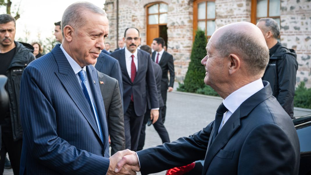 Bundeskanzler Olaf Scholz (SPD) (r.) und der türkische Präsident Recep Tayyip Erdogan (l.) verabschieden sich nach einer gemeinsamen Pressekonferenz.