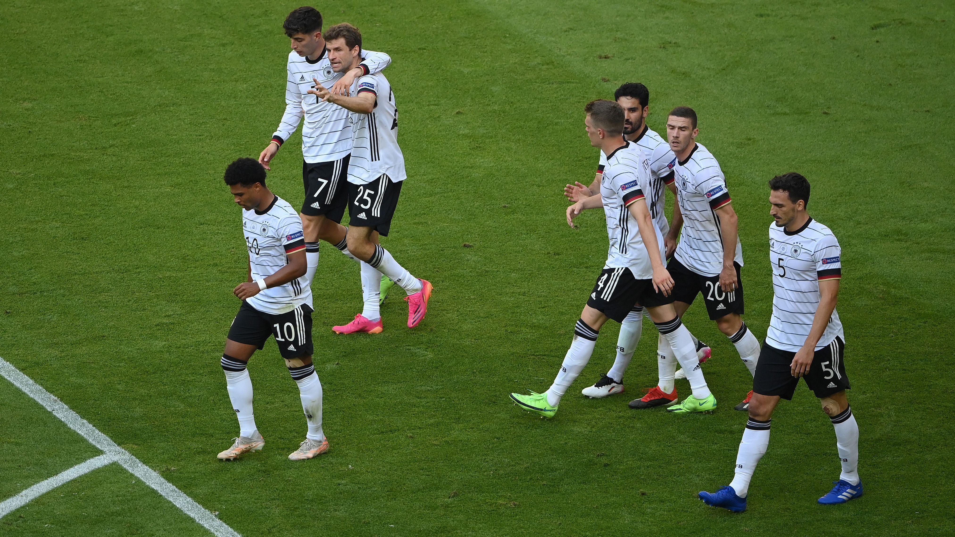 
                <strong>Eigentor bringt Torrekord für die DFB-Auswahl</strong><br>
                Der 4:2-Sieg gegen Portugal glich einer Befreiung für die deutsche Nationalmannschaft und brachte dem DFB neben drei wichtigen Punkten auch einen alleinigen Rekord ein. Dank des Eigentors von Raphael Guerreiro knackte die Mannschaft von Bundestrainer Joachim Löw als erstes europäisches Team die 300-Tore-Marke bei großen Turnieren (WM und EM). Die ersten beiden "deutschen" Tore des Spiels gingen dann auf das Konto von Außenverteidiger Robin Gosens und dem nächsten Rekordhalter in dieser Galerie ...
              