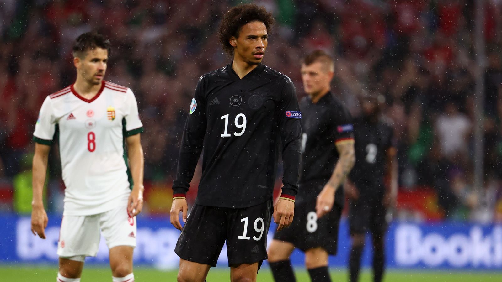 
                <strong>Leroy Sane</strong><br>
                Soll in der deutschen Startelf den angeschlagenen Thomas Müller ersetzen. Ein frommer Wunsch, der sich leider nicht erfüllt. Ist zwar wahnsinnig bemüht, bietet sich immer wieder an und sucht in der Offensive die Eins-gegen-Eins-Situationen, dribbelt sich dabei jedoch zu häufig fest. Wille und Ehrgeiz sind ihm also keinesfalls abzusprechen, doch die spielerischen Glanzmomente, die man sich von ihm gegen Ungarn versprochen hat, bleiben aus. Und dann agiert er vor dem 1:2 im Zweikampf auch noch viel zu zögerlich. ran-Note: 5
              