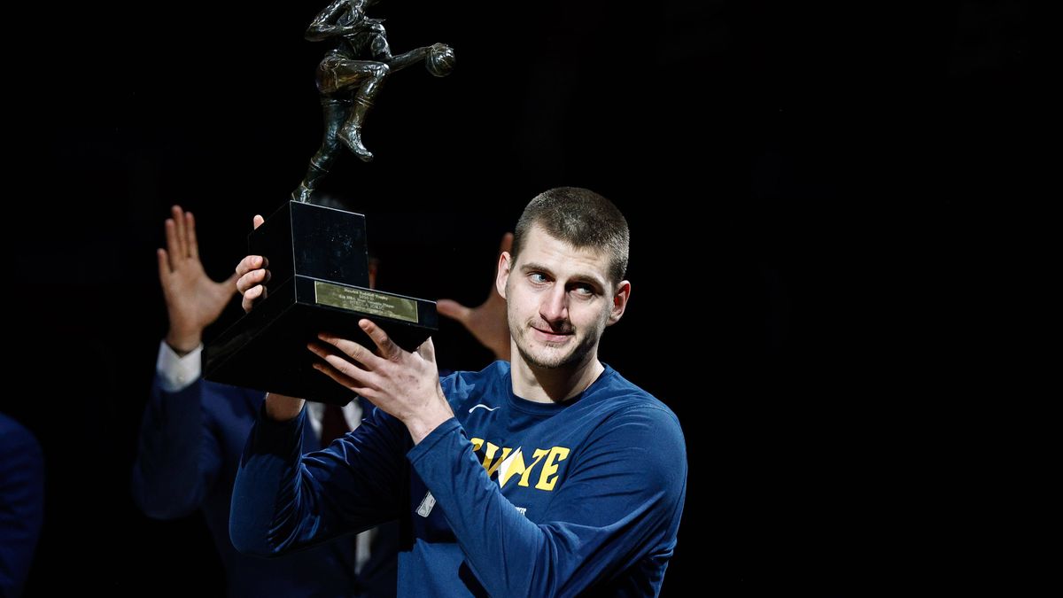 NBA, Basketball Herren, USA Playoffs-Phoenix Suns at Denver Nuggets Jun 11, 2021; Denver, Colorado, USA; Denver Nuggets center Nikola Jokic (15) lifts the NBA MVP award before the game against the ...