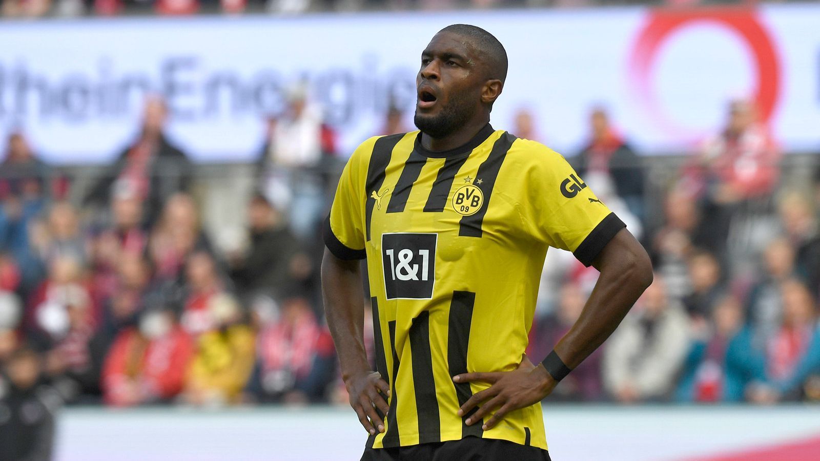 
                <strong>Missglückte Rückkehr für Modeste</strong><br>
                Wer kriegt vom FC Köln den Rest? – Anthony Modeste. Seine Rückkehr in die Domstadt hätte sich der Stürmer wohl ganz anders vorgestellt. Der Franzose verlor am Samstagnachmittag mit Borussia Dortmund denkbar knapp mit 3:2 an alter Wirkungsstätte. Besonders bitter: Der 34-Jährige bleibt erneut ohne Treffer und steht nach sieben Spielen für die Schwarz-Gelben weiterhin bei nur einem Saisontor. Damit nimmt die Stürmerdiskussionen beim BVB weiter Fahrt auf - und das unmittelbar vor dem Bayern-Spiel! ran fasst den Arbeitstag des ehemaligen Kölners zusammen.
              