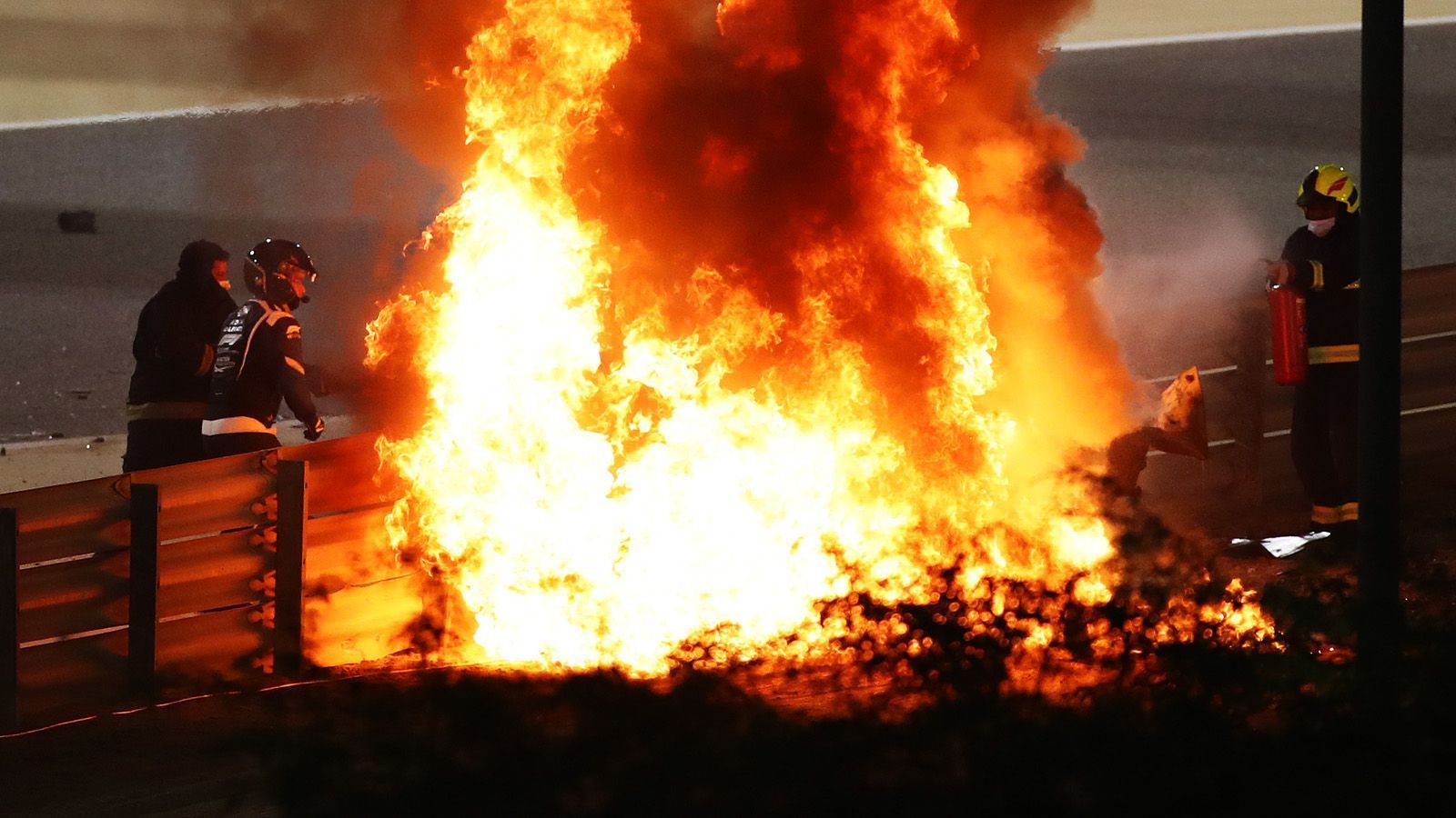 
                <strong>Horror-Unfall in der Formel 1</strong><br>
                Das Feuer breitet sich blitzschnell aus.
              