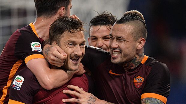
                <strong>Angriff: Francesco Totti (AS Rom)</strong><br>
                Angriff: Francesco Totti (AS Rom). Der "ewige Kapitän" der Roma hat es einfach immer noch drauf: In der Partie gegen den FC Turin wurde er zum Matchwinner. In der 86. Minute eingewechselt, drehte er das Spiel von einem 1:2 in ein 3:2 durch ein Freistoßtor und einen Elfmeter. Riesenlob für den mittlerweile 39-Jährigen gibt es auch von den Teamkollegen: "Das, was Totti da macht, ist magisch, unwiederholbar, absolut verrückt", urteilte etwa Miralem Pjanic nach dem Spiel.
              