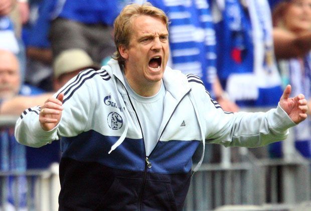
                <strong>Michael Büskens</strong><br>
                Platz 1: Michael Büskens mit durchschnittlich 1,93 gewonnenen Punkten in der Bundesliga. Büskens war allerdings auch nur 15 Spiele lang Chef-Coach. Er folgte als Trainer auf Mirko Slomka für sechs Spiele im Jahr 2008 und löste Fred Rutten 2009 ab.
              