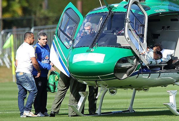
                <strong>Abtransport im Helikopter</strong><br>
                Traurige Bilder: Nach dem WM-Aus wird Superstar Neymar mit dem Helikopter aus dem Trainingscamp der brasilianischen Nationalmannschaft ausgeflogen. Doch der 22-Jährige möchte seinen Team-Kameraden noch einen Gruß senden ...
              