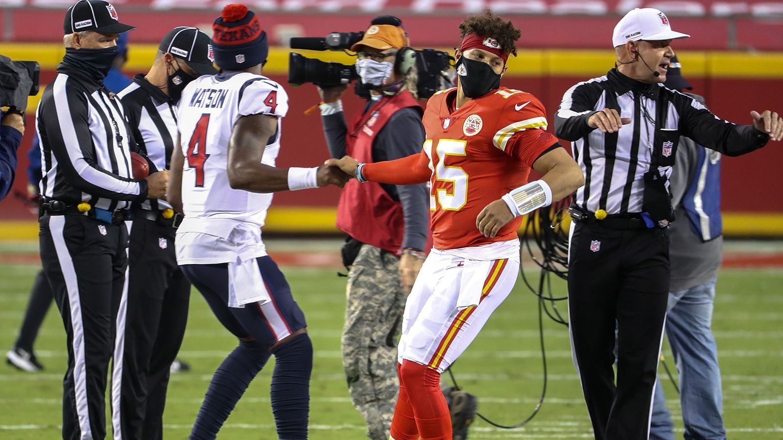 
                <strong>Jugend forscht: Quarterback-Talente, wo das Auge hinschaut</strong><br>
                Mit Pat Mahomes (Kansas City Chiefs), Josh Allen (Buffalo Bills), Justin Herbert (Los Angeles Chargers) und Deshaun Watson (Houston Texans) hatte die NFL in dieser Saison erstmals überhaupt vier Quarterbacks im Alter von maximal 25 Jahren, die 30 Touchdown-Pässe oder mehr erreichten. Werden die College-Hoffnungen Trevor Lawrence und Justin Fields, die als Top-Picks im Draft 2021 gehandelt werden, die Nächsten in dieser Liste?
              