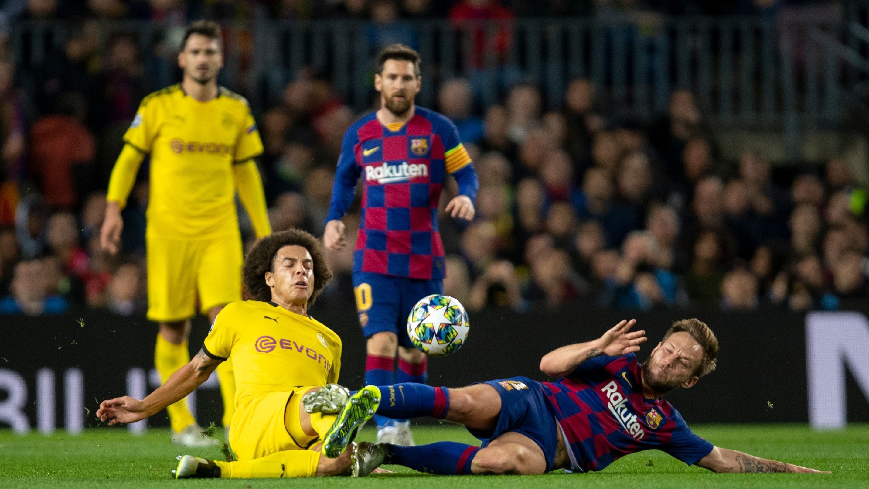 
                <strong>Einzelkritik: Die Noten zu FC Barcelona gegen Borussia Dortmund</strong><br>
                Borussia Dortmund verkauft sich beim FC Barcelona ordentlich, kassiert mit dem 1:3 im Camp Nou jedoch die zweite Niederlage in der Gruppenphase. ran.de benotet beide Mannschaften.
              