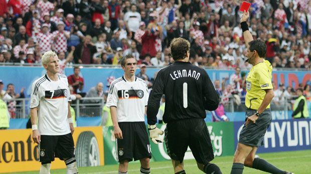 
                <strong>Platzverweis gegen Kroatien 2008</strong><br>
                Bei der EM 2008 lief es für Schweinsteiger zunächst überhaupt nicht rund. In der Vorrunde gegen Kroatien flog er in der Nachspielzeit wegen einer Tätlichkeit vom Platz, Deutschland verlor 1:2. Im abschließenden Gruppenspiel gegen Österreich war "Schweini" gesperrt und zog sich den Unmut von Bundestrainer Löw zu: "Er hat sich und der Mannschaft geschadet."
              