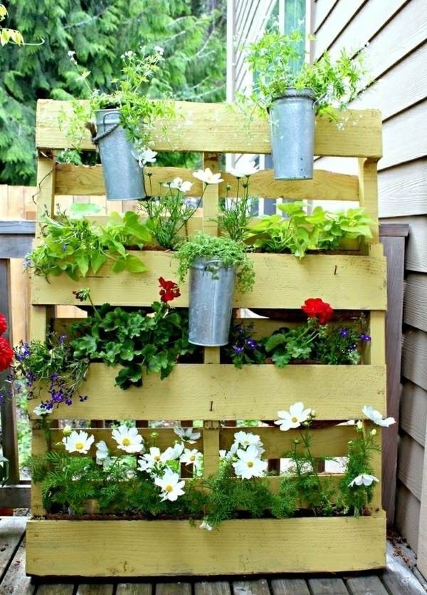 Den eigenen Balkon im Frühling auffrischen und bepflanzen
