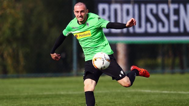 
                <strong>Josip Drmic (Borussia Mönchengladbach)</strong><br>
                Josip Drmic (Borussia Mönchengladbach): Eigentlich wollte der Gladbacher Transferflop durch seine Leihe nach Hamburg wieder zurück ins Rampenlicht. Doch daraus wurde nichts. Bereits im März war die Saison für den Schweizer vorzeitig gelaufen. Diagnose: Knorpelschaden im rechten Knie. Damit war auch die EM für den Angreifer dahin. Der Saisonstart dürfte ebenfalls kein Thema sein. Eine Rückkehr wird frühestens für September erwartet.
              