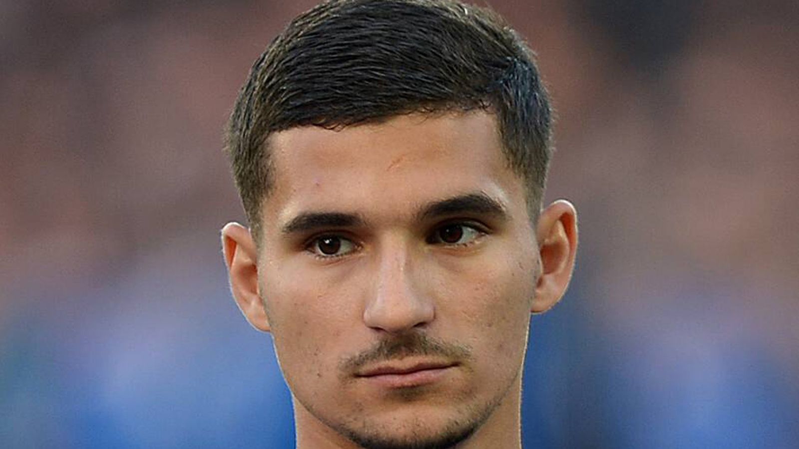 
                <strong>Houssem Aouar (Frankreich)</strong><br>
                Der 20 Jahre alte Mittelfeldspieler von Olympique Lyon hat in den vergangenen zwei Jahren eine erstaunliche Entwicklung genommen. Er ist technisch stark und schwer vom Ball zu trennen, verfügt über ein sehr gutes Passspiel und ein hohes Spielverständnis. Dass der 1,75 Meter große Akteur physisch noch nicht allzu stark ist, dürfte bei der U21-Europameisterschaft nicht groß ins Gewicht fallen. Wenn ein Spitzenverein ihn verpflichten möchte, müsste dieser richtig tief in den Geldbeutel greifen. Sein Vertrag in Lyon läuft bis Sommer 2023.    
              