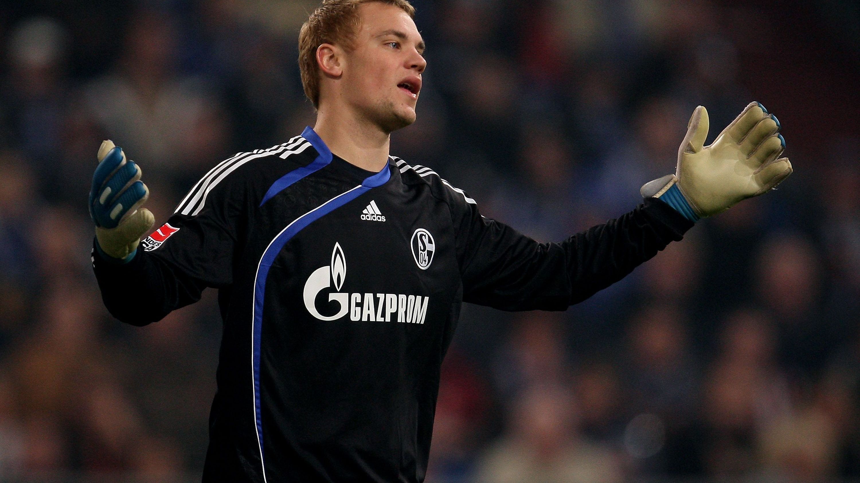 <strong>FC Schalke 04: Elf Stammtorhüter seit 2020</strong><br>Der FC Schalke 04 stand lange für gute Torhüter. Der vielleicht beste Keeper der Geschichte stammt mit Manuel Neuer immerhin aus der Knappenschmiede. Doch mit dem Downfall vor einigen Jahren gingen auch viele Traditionen verloren. Schalke sucht seit langer Zeit vergeblich einen Torwart, der gekommen ist, um zu bleiben. Im aktuellen Kader stehen sechs (!) Keeper, drei wurden in dieser Saison<a href="https://www.ran.de/sports/fussball/2-bundesliga/news/fc-schalke04-torwart-wechsel-karius-offenbar-neue-nummer1-heekeren-van-wonderen-503897"> zur Nummer eins erklärt</a>. Allein in den vergangenen fünf Jahren gab es elf Stammkeeper. Das sucht seinesgleichen.&nbsp;<strong><em>ran</em></strong>&nbsp;gibt einen Überblick.