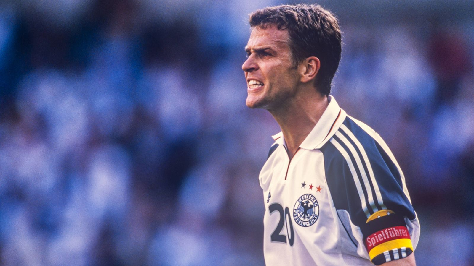 <strong>Oliver Bierhoff (23 Spiele als Kapitän)</strong><br>Bei der EM 2000 lief Oliver Bierhoff als deutscher Kapitän aufs Feld, allerdings verletzte sich der Stürmer im Training nach dem ersten Gruppenspiel und fiel für das restliche Turnier aus. Insgesamt führte Bierhoff das DFB-Team 23 Mal aufs Feld.