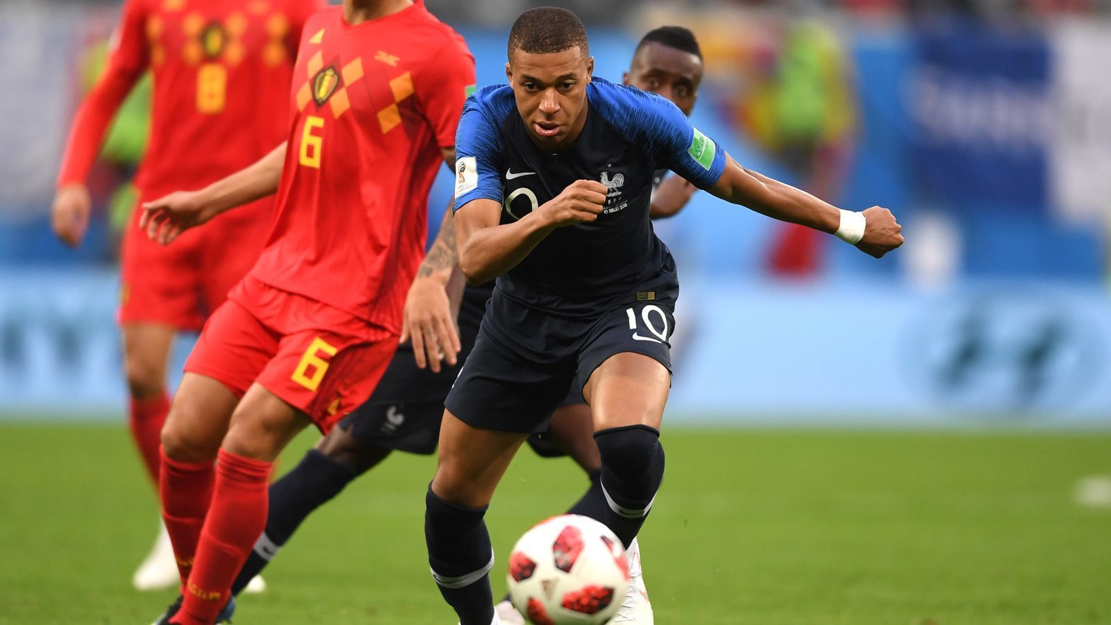 
                <strong>Kylian Mbappe</strong><br>
                In der ersten Hälfte deutet Mbappe mit seinen unnachahmlichen Sprints seine Klasse an, bleibt aber verhältnismäßig blass. Richtig stark wird er dann aber zu Beginn der zweiten Hälfte, wie etwa mit einer traumhaften Hackenvorlage zu einer Giroud-Großchance. Doch zum Ende hin wird der Youngster wieder unauffälliger. ran-Note: 3
              