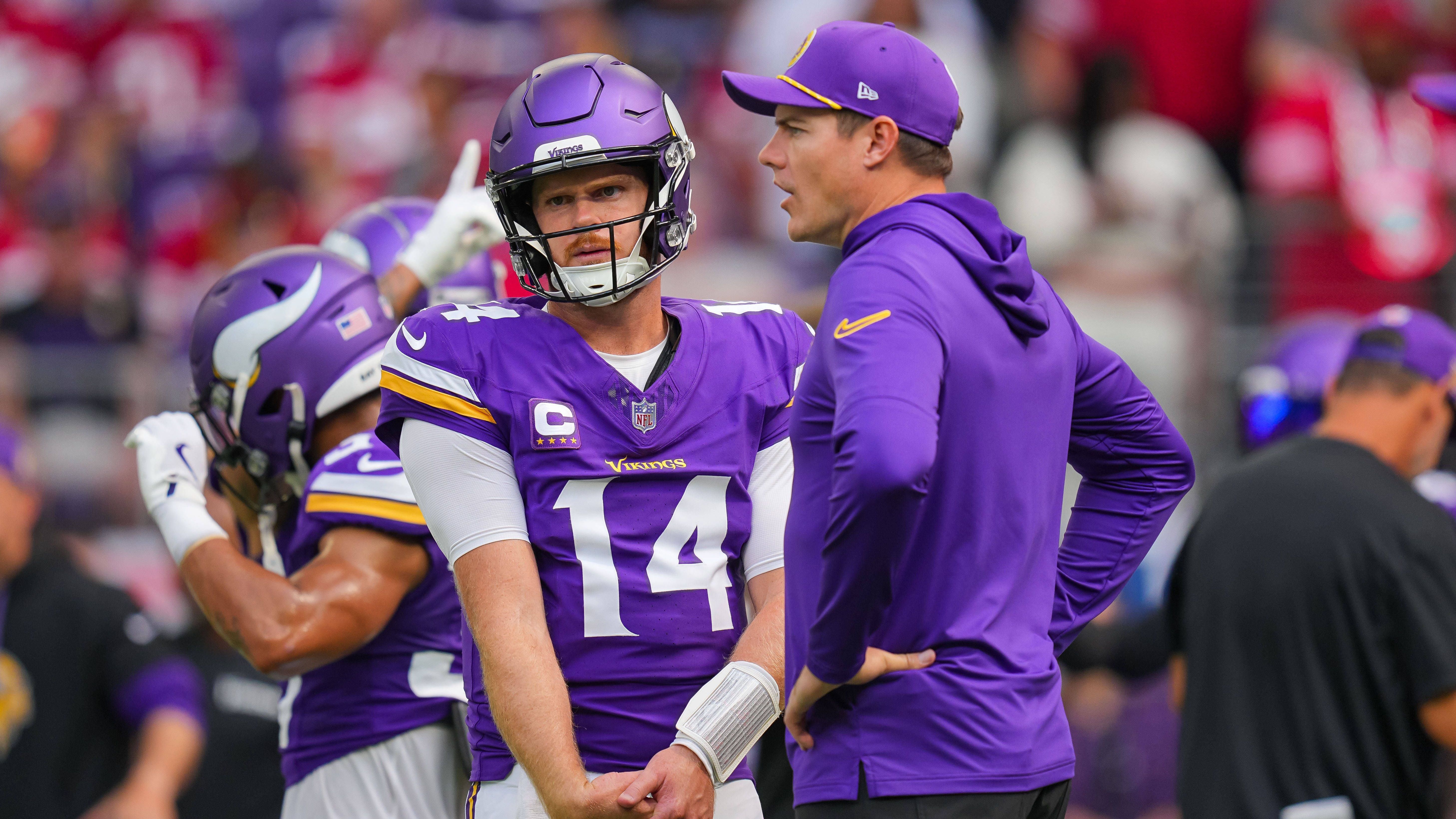 <strong>Sam Darnold (Minnesota Vikings)</strong><br>Aufatmen bei den Vikings! QB Sam Darnold hatte sich beim Sieg über die Houston Texans eine Knieverletzung zugezogen und die Vikings befürchteten schon Schlimmeres. Nun gab am Montag ein MRT Aufschluss über die Schwere der Blessur: Es handele sich nicht um eine strukturelle Verletzung, das Knie sei nur gereizt, gab Head Coach Kevin O'Connell Entwarnung.