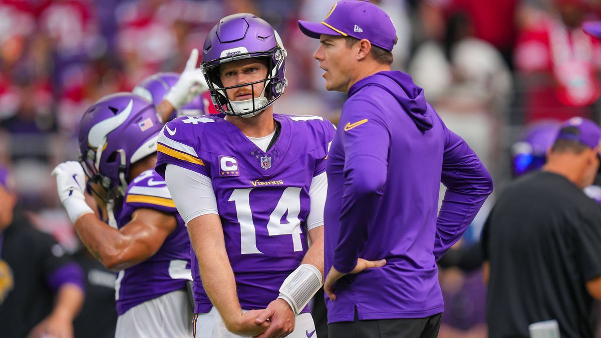 NFL, American Football Herren, USA San Francisco 49ers at Minnesota Vikings Sep 15, 2024; Minneapolis, Minnesota, USA; Minnesota Vikings quarterback Sam Darnold (14) and head coach Kevin O Connell ...