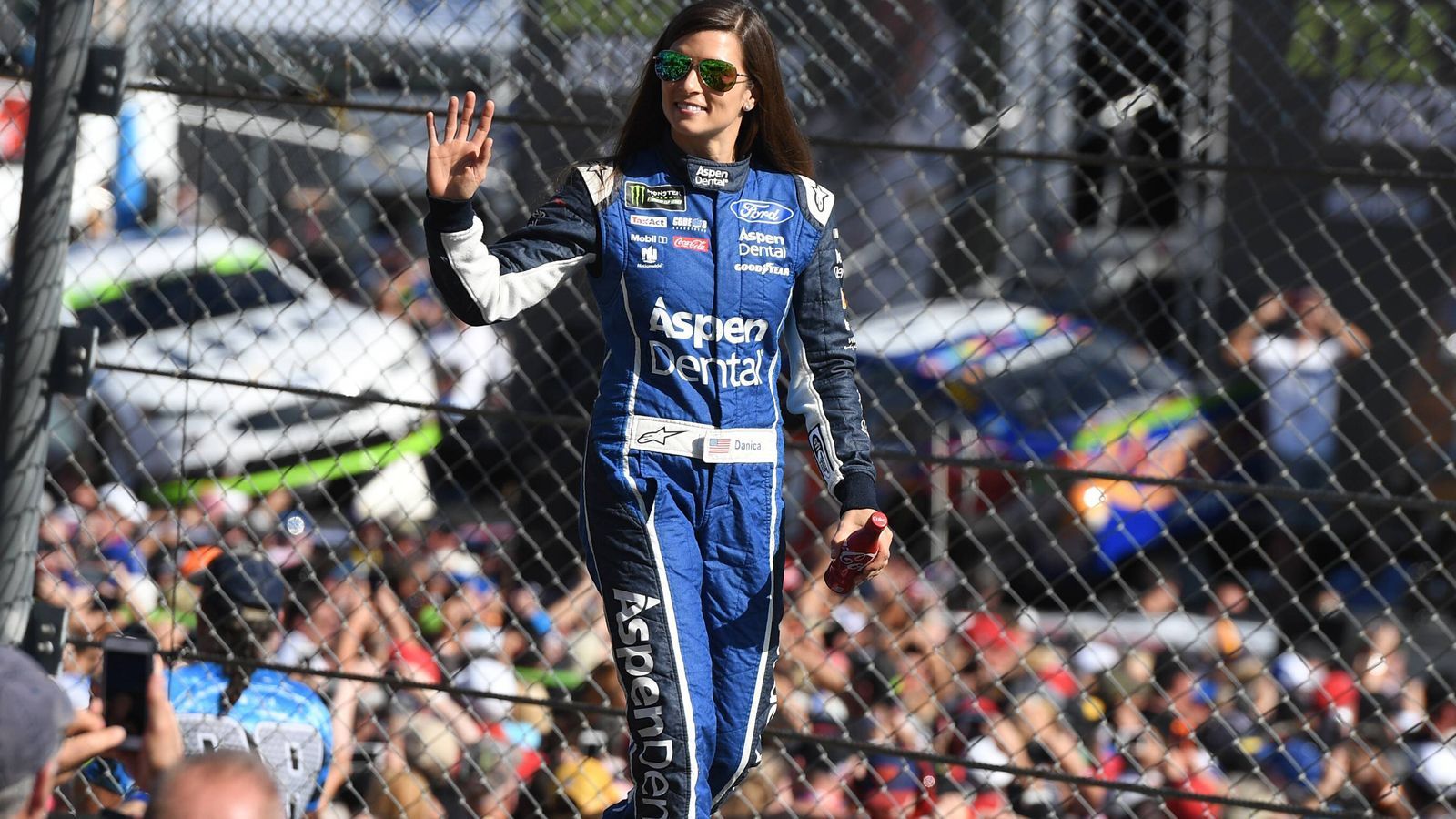 
                <strong>Danica Patrick: Die schnellste Frau der Welt hört auf</strong><br>
                Im November 2017 gab sie unter Tränen ihren Rücktritt bekannt. "Ich freue mich auf das nächste Kapitel in meinem Leben", sagte sie damals nach 116 IndyCar-Rennen, 191 Läufen in der NASCAR-Topliga und 61 Rennen in der zweiten NASCAR-Liga. In der NASCAR-Topserie war Platz sechs ihr größter Erfolg, insgesamt schaffte sie es siebenmal in die Top Ten. Ihre besten Gesamtplätze: 2015 und 2016 Rang 24.
              