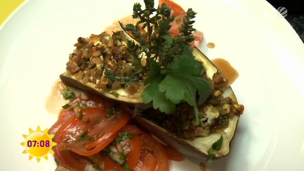 Gefüllte Aubergine mit Tomatensalat