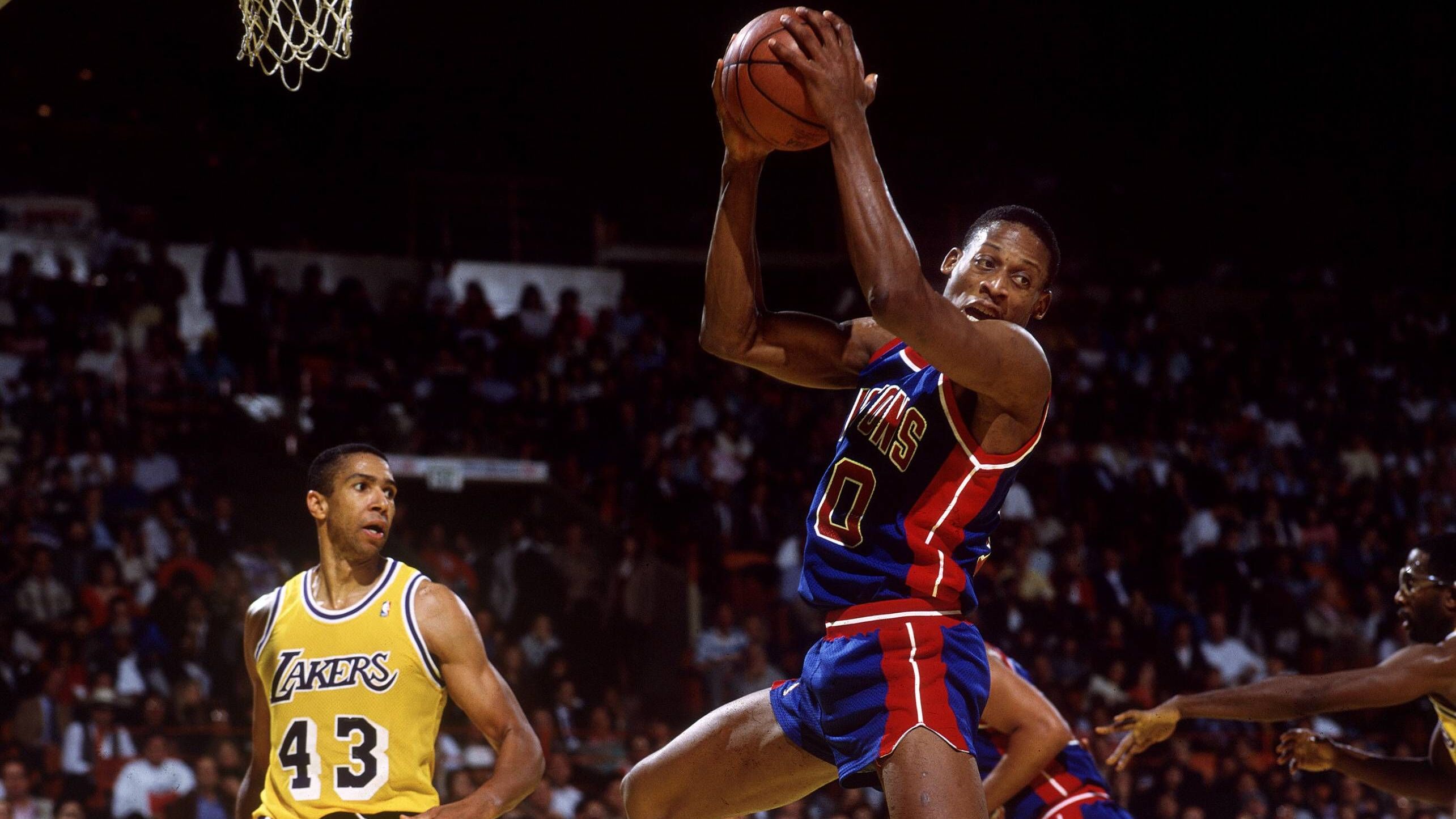 <strong>NBA Finals 1988: Detroit Pistons vs. Los Angeles Lakers 3:4</strong><br>Die Lakers kamen von einem 2:3-Rückstand in der Serie zurück und erzwangen ein Spiel sieben gegen die Pistons mit Dennis Rodman (Foto). James Worthy dominierte in Spiel sieben, als die Lakers den Titel gewannen. In 44 Minuten erzielte er 36 Punkte, 16 Rebounds, zehn Assists und zwei Steals. Magic Johnson stach mit 19 Punkten und 14 Assists ebenfalls heraus.