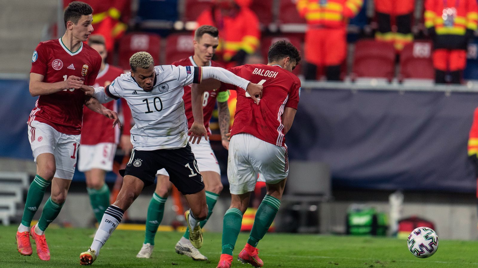 
                <strong>Starker Auftakt: Deutsche U21 überzeugt beim 3:0 gegen Ungarn</strong><br>
                Die deutsche U21 hat zum Auftakt der EM (live auf ProSieben, ProSieben MAXX und ran.de) Geduld und Qualität bewiesen: Gegen Co-Gastgeber Ungarn gelang dem Team von Trainer Stefan Kuntz ein 3:0 (0:0)-Sieg. Wir haben das DFB-Team benotet.
              