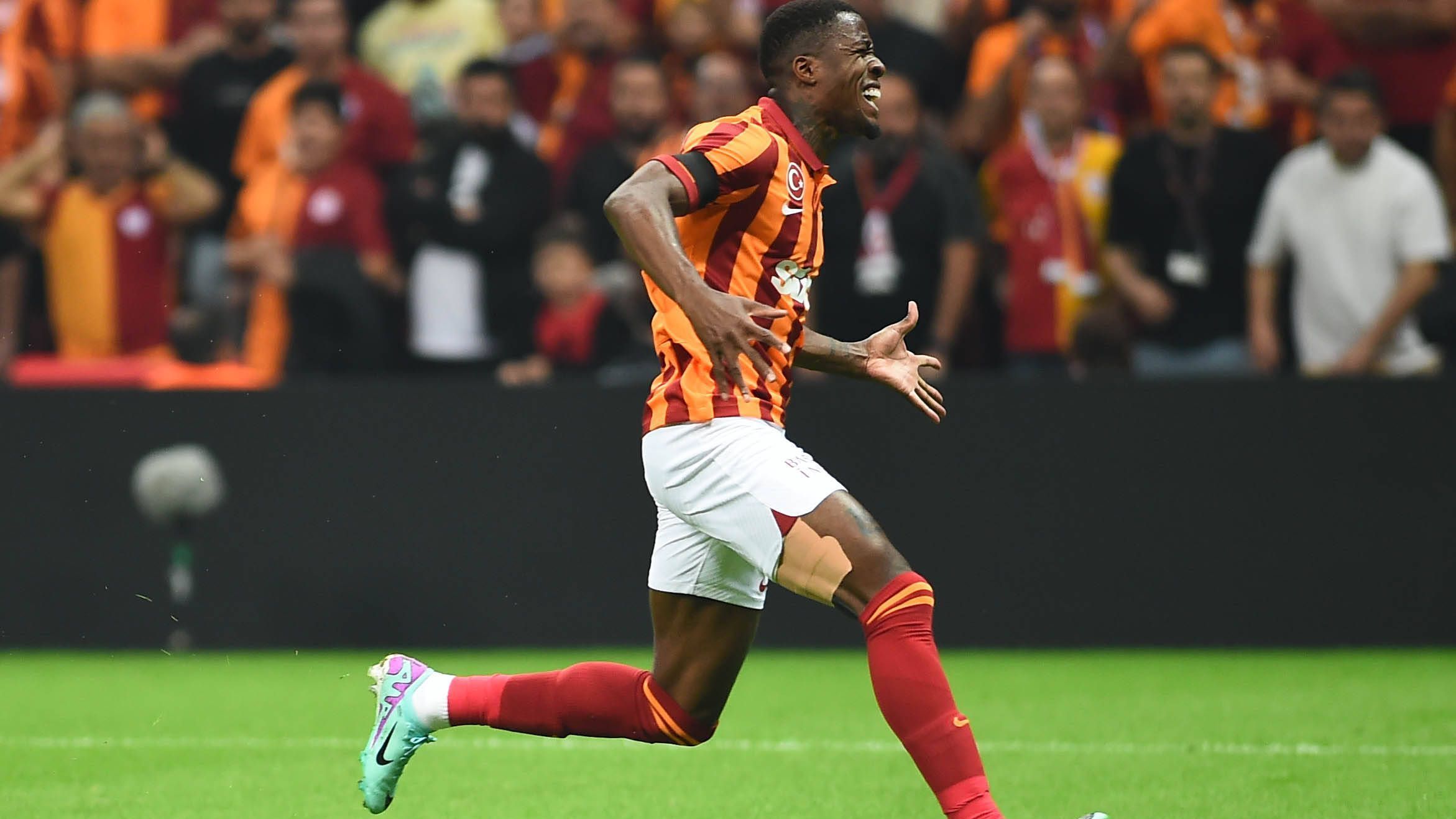 <strong>Wilfried Zaha</strong><br>Der Ivorer machte sich in den vergangenen Jahren als Linksaußen bei Crystal Palace in der Premier League einen Namen als erfolgreicher Torjäger. In drei Spielzeiten kam er auf eine zweistellige Anzahl an Treffern. Vor dieser kam er ablösefrei zu Galatasaray.