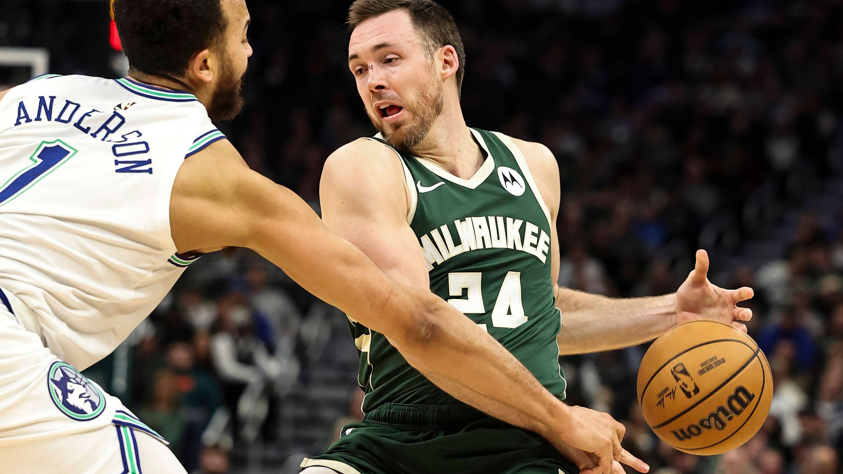 <strong>9. Milwaukee Bucks (zuvor Rang 8, 34:19)</strong> <br>Das sind sie, die ersten Siege für Bucks-Headcoach Doc Rivers. Bei den Mavs und daheim gegen die Hornets. Dennoch geht noch nicht sehr viel. Zwischen den beiden guten Spielen gab es drei Niederlagen. Jetzt soll Beverley die sehr schwache Defense der Bucks-Guards etwas anheben.