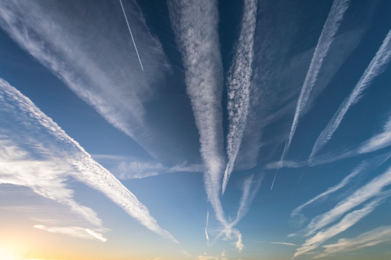 Je nach Flughöhe, Art des Flugzeugs und Wetter bilden sich bei Kondensstreifen unterschiedliche Formen, so wie Kreise oder geometrische Muster. 