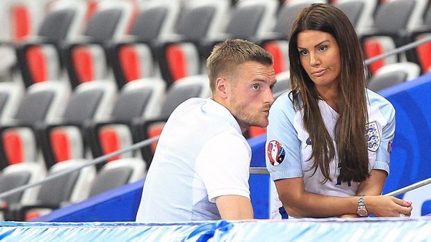 
                <strong>Jamie und Rebekah Vardy</strong><br>
                Jamie und Rebekah Vardy: Meistertitel geholt, Traumfrau geheiratet. Für Leicesters Jamie Vardy lief das Jahr 2016 - bis auf die EM - perfekt. Nach dem sensationellen Titelgewinn in der Premier League gab ihm auch seine langjährige Freundin Rebekah das Eheversprechen. Das kann Vardy vielleicht auch über das frühe Aus bei der EM hinwegtrösten.
              