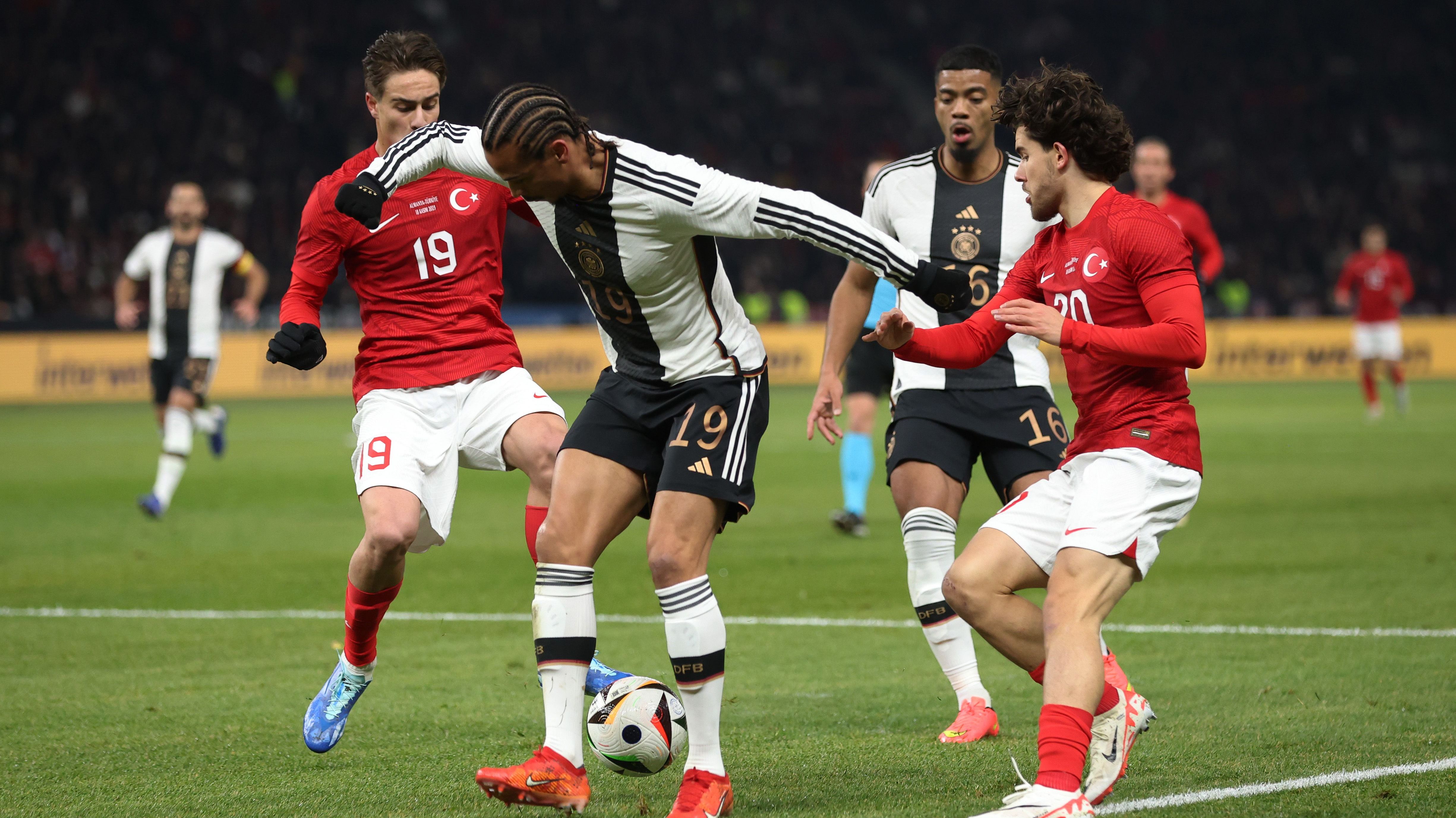 <strong>Leroy Sane</strong><br>Starker Beginn des Bayern-Spielers, der zunächst an seine Topform im Verein anknüpft. Legt das 1:0 auf, verpasst dann aber freistehend das 2:0 (16.). Danach mit mehr Ballverlusten, kommt zudem beim 1:1 zu spät. Nach der Pause gelingt ihm deutlich weniger. <strong><em>ran</em>-Note: 3</strong>