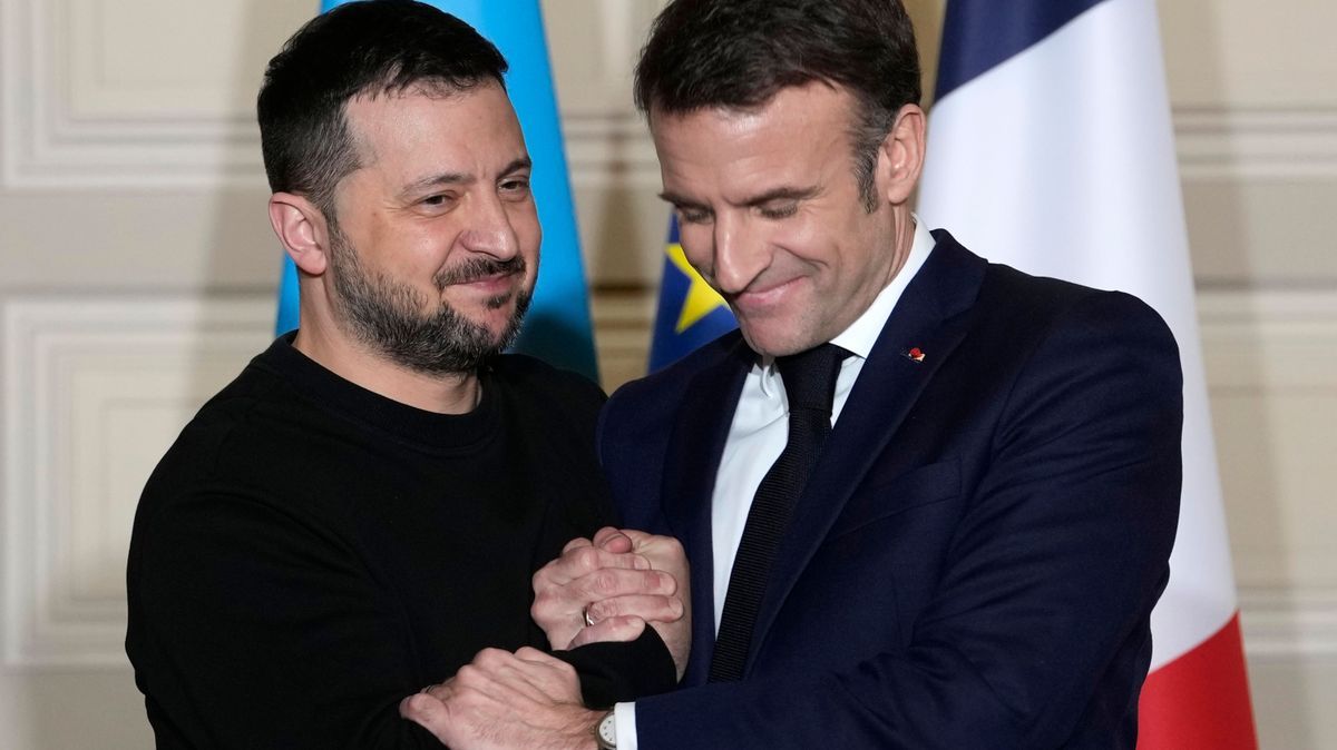 Macron sagte außerdem die Ausbildung von 4.500 ukrainischen Soldaten in Frankreich zu.