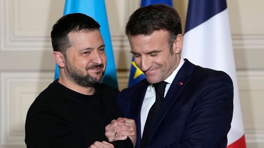 Macron sagte außerdem die Ausbildung von 4.500 ukrainischen Soldat:innen in Frankreich zu.